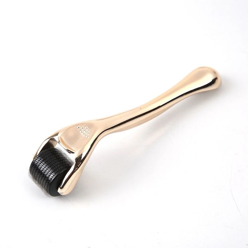 Home NO Stecker Typ 540-Pin Derma-Roller mit Goldfarben-Griffe Hautverjüngung